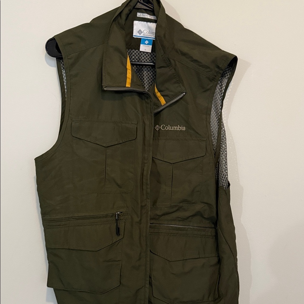 Columbia Men's Forest Green Utility Vest